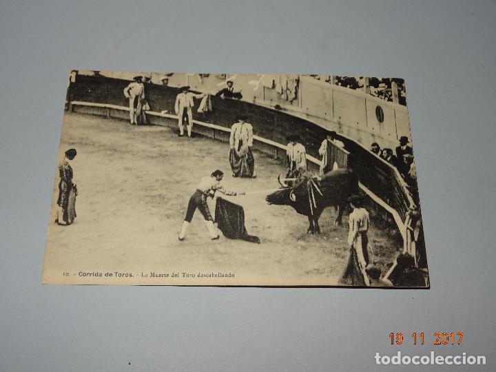 Tauromaquia: Antigua Tarjeta Postal CORRIDA DE TOROS - LA MUERTE DEL TORO DESCABELLANDO - A&ntilde;o 1930s.
