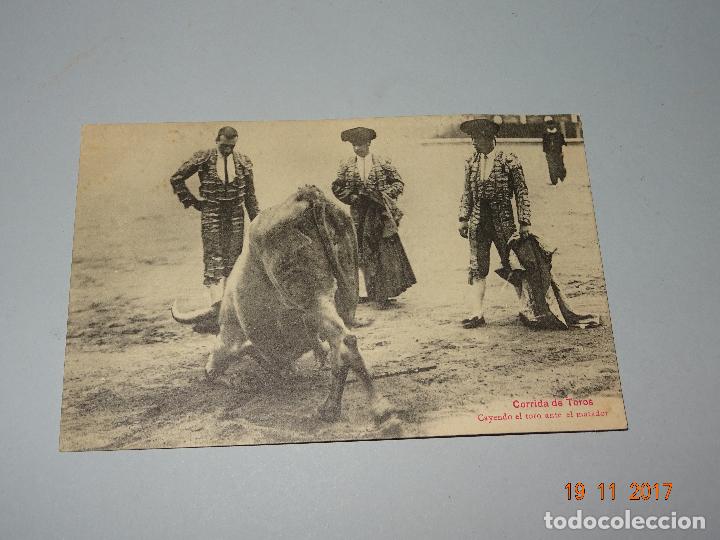 Tauromaquia: Antigua Tarjeta Postal CORRIDA DE TOROS - CAYENDO EL TORO ANTE EL MATADOR - A&ntilde;o 1930s.