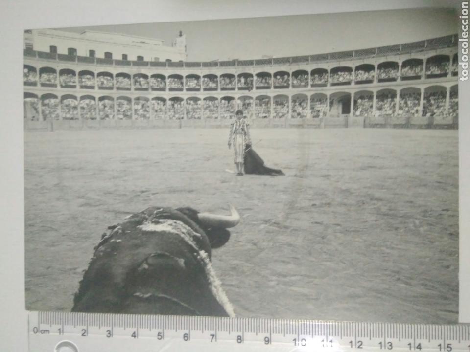Tauromaquia: FOTO POSTAL TAURINA SEBASTIAN BASTELLA ANTE EL TORO PLAZA TOROS RONDA