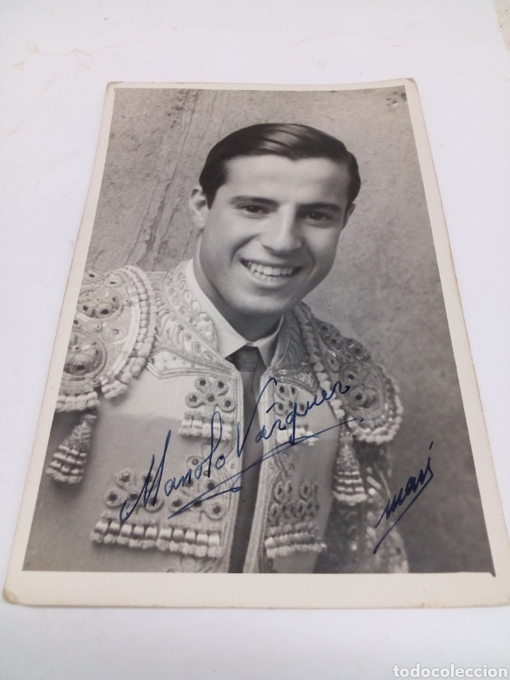 Tauromaquia: Foto antigua con firma dedicatoria del Torero Manuel V&aacute;zquez Garc&eacute;s&nbsp;firmada por el