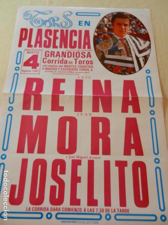 Tauromaquia: CARTEL DE TOROS PLAZA DE PLASENCIA. 4 DE AGOSTO 1987. L. REINA, J. MORA, JOSELITO. MEDIDAS 64X44CM.