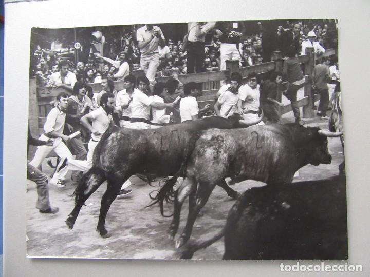 Tauromaquia: FOTOGRAFIA ENCIERRO SAN FERMIN 1977 GANADERIA MIURA