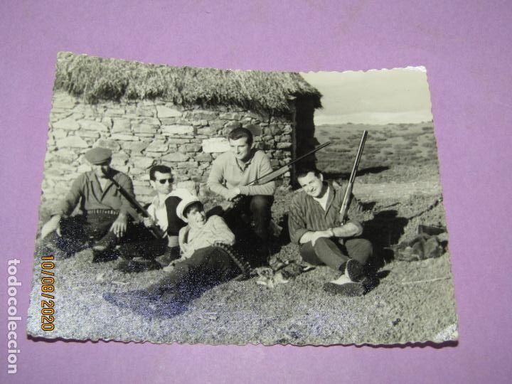 Tauromaquia: Antigua Fotograf&iacute;a del Jovencito PALOMO LINARES Torero en una Cacer&iacute;a con Paisanos - A&ntilde;o 1960s.