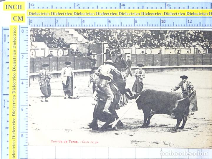 Tauromachia: POSTAL DE TOROS TAUROMAQUIA. A&Ntilde;OS 10 30. CORRIDA DE TOROS CAIDA DE PIE. PACAULT 2175