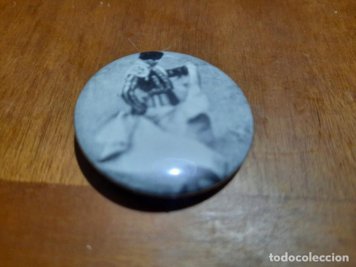 Tauromaquia: DANDO UN PASE DE PECHO. TORERO. CHAPA-PIN. 0,31 MM. DE DI&Aacute;METRO. PARTE ATR&Aacute;S MET&Aacute;LICA.