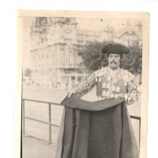 Tauromaquia: FOTOGRAFIA DE UN TORERO CON CAPOTE EN LA CALLE. BARCELONA 1928. Lote 300503343