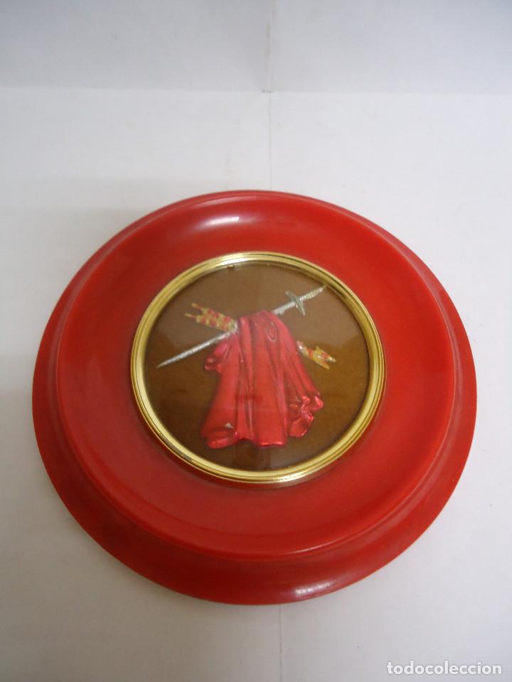 Tauromaquia: CUADRO ANTIGUO CON MOTIVO TAURINO CON ESPADA, BANDERILLAS Y CAPOTE. -- 18