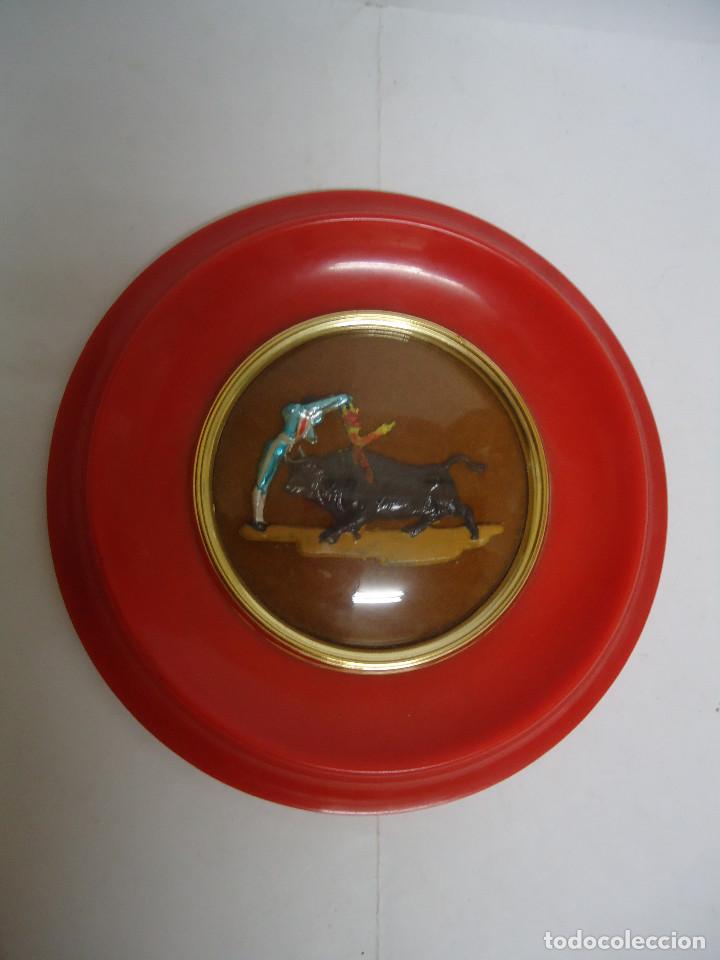 Tauromaquia: CUADRO ANTIGUO CON MOTIVO TAURINO CON TORERO ENTRANDO A MATAR AL TORO. -- 18