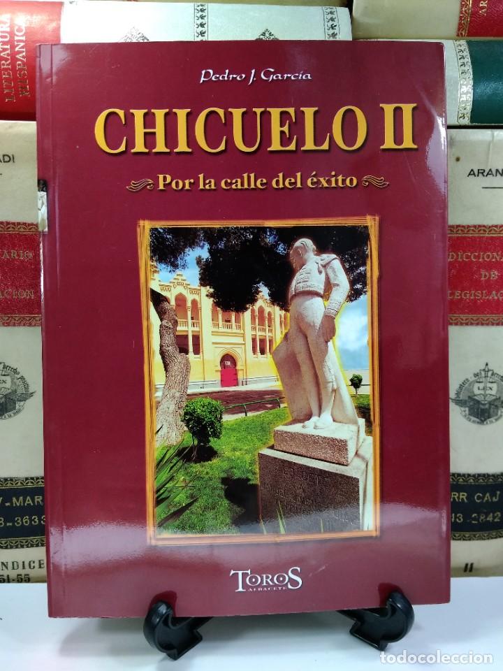 Tauromachia: CHICUELO II. Por la calle del &eacute;xito. GARC&Iacute;A, Pedro J. Edita Albacete Toros. 2000. ISBN: 8460710564.
