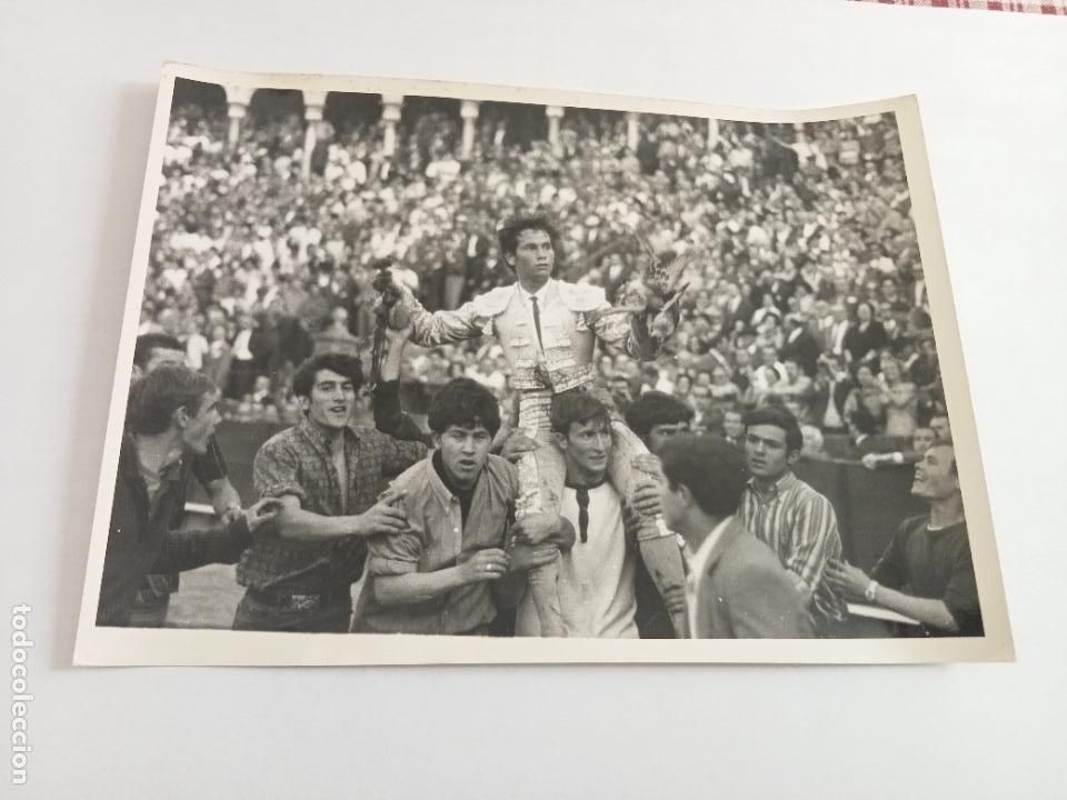 Tauromaquia: ANTIGUA FOTOGRAFIA. TAUROMAQUIA. TORERO PALOMO LINARES A HOMBROS. 18 X 13 CM