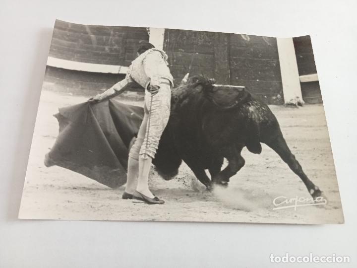 Bullfighting: ANTIGUA FOTOGRAFIA. TAUROMAQUIA. TORERO FRANCISCO RIVERA PAQUIRRI TOREANDO. FOTO ARJONA. 17 X 13 CM
