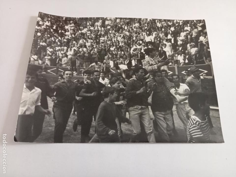 Stierkampf: ANTIGUA FOTOGRAFIA. TAUROMAQUIA. TOREROS EL INCLUSERO A HOMBROS EN LA PLAZA. 18 X 13 CM