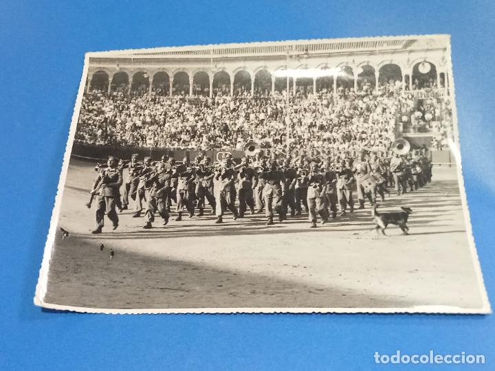 Tauromaquia: ANTIGUA FOTOGRAF&Iacute;A. BANDA MILITAR DE MUSICA. LEGI&Oacute;N?. EN LA PLAZA DE TOROS. 24 X 17 CM