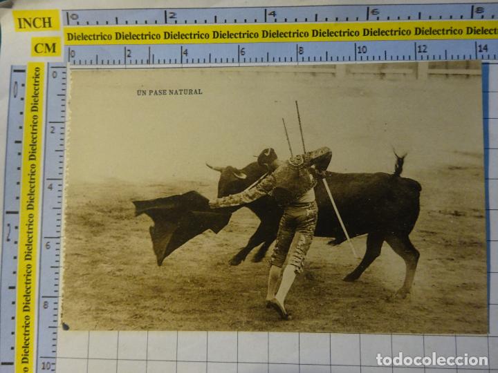 Tauromachia: POSTAL DE TAUROMAQUIA TOROS. A&Ntilde;OS 10 30. UN PASE NATURAL HAUSER MENET 431