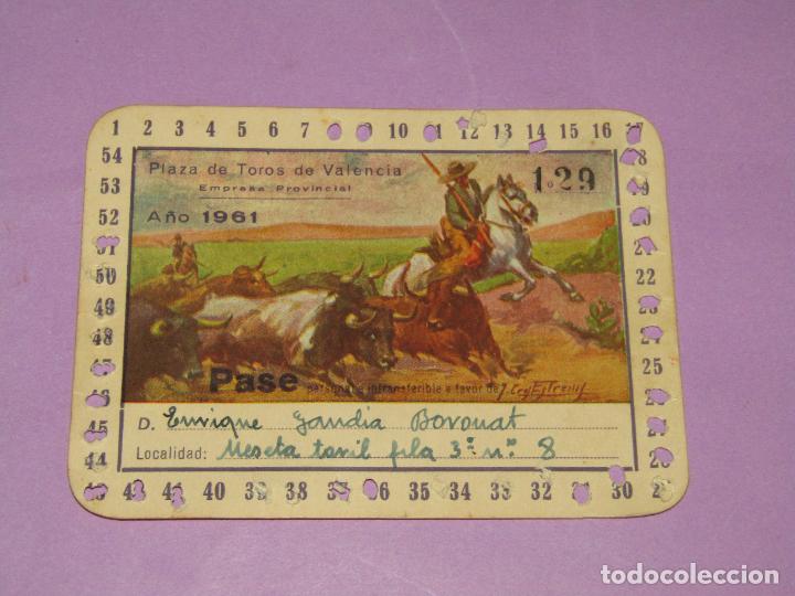 Tauromaquia: Antiguo Pase de Temporada A&ntilde;o 1961 Puerta de Autoridades - Plaza de Toros de Valencia Firmado
