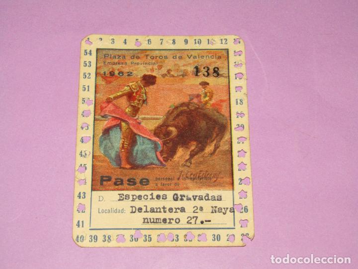 Tauromaquia: Antiguo Pase de Temporada A&ntilde;o 1962 Puerta de Autoridades - Plaza de Toros de Valencia Firmado