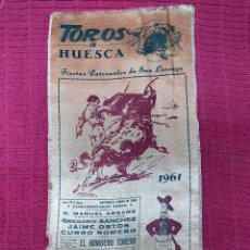 Tauromaquia: CARTEL DE SEDA. PLAZA DE TOROS DE HUESCA. AGOSTO 1961.50X 25.CURRO ROMERO. Lote 363058560