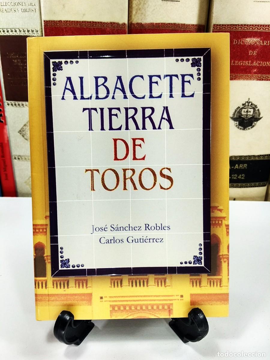Tauromachia: ALBACETE TIERRA DE TOROS. S&aacute;nchez Robles, Jos&eacute; y Guti&eacute;rrez, Carlos. Edita Sistedin, 2001.
