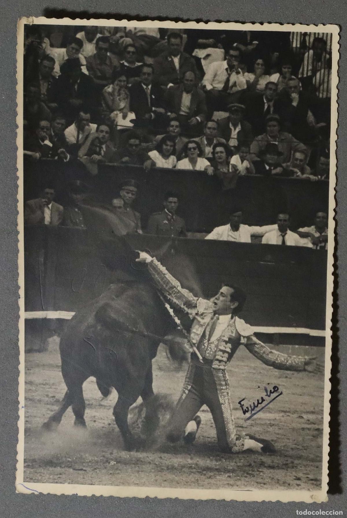 Bullfighting: FOTOGRAFIA. PASE MULETA. &iquest;CHENEL?. FOTOGRAFO EMILIO. BADAJOZ