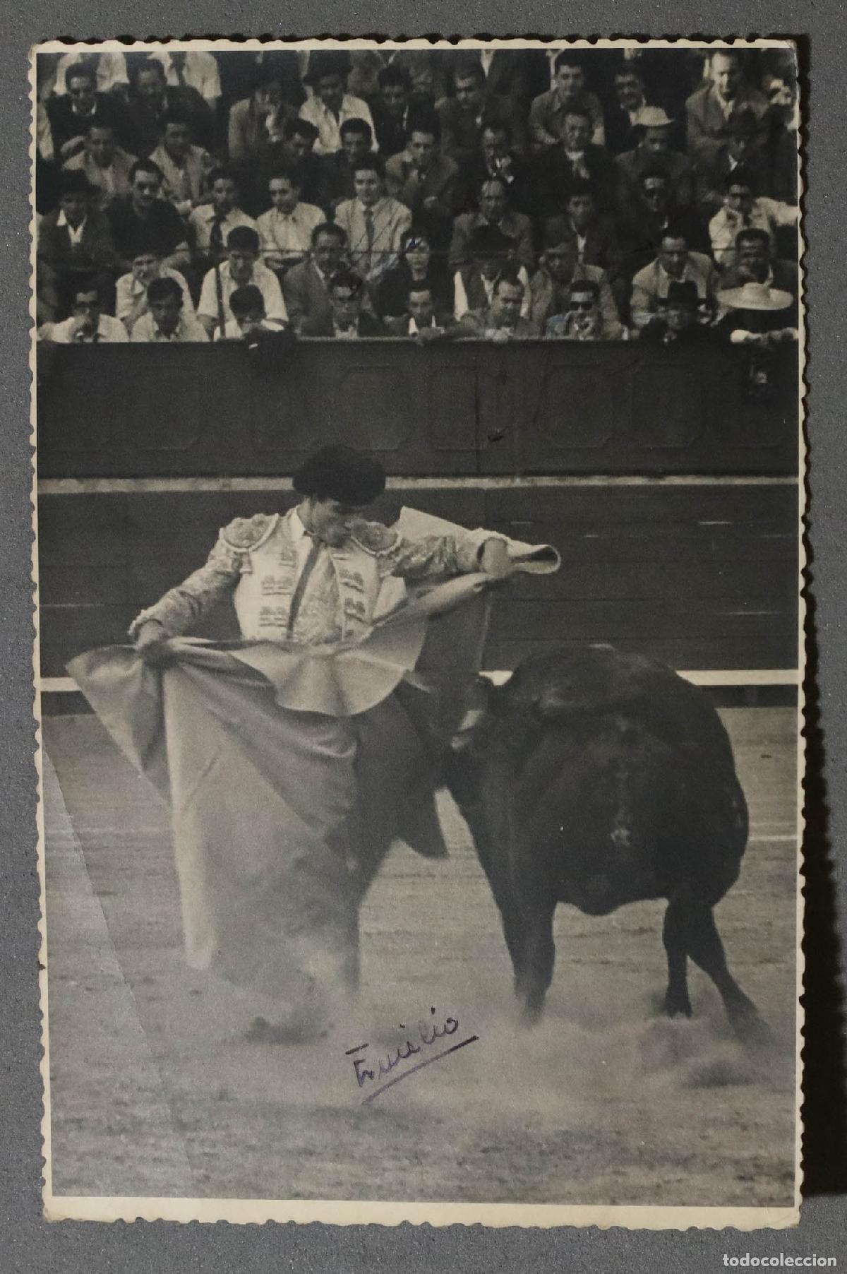 Bullfighting: FOTOGRAFIA. PASE CHICUELINA. FOTOGRAFO EMILIO. BADAJOZ