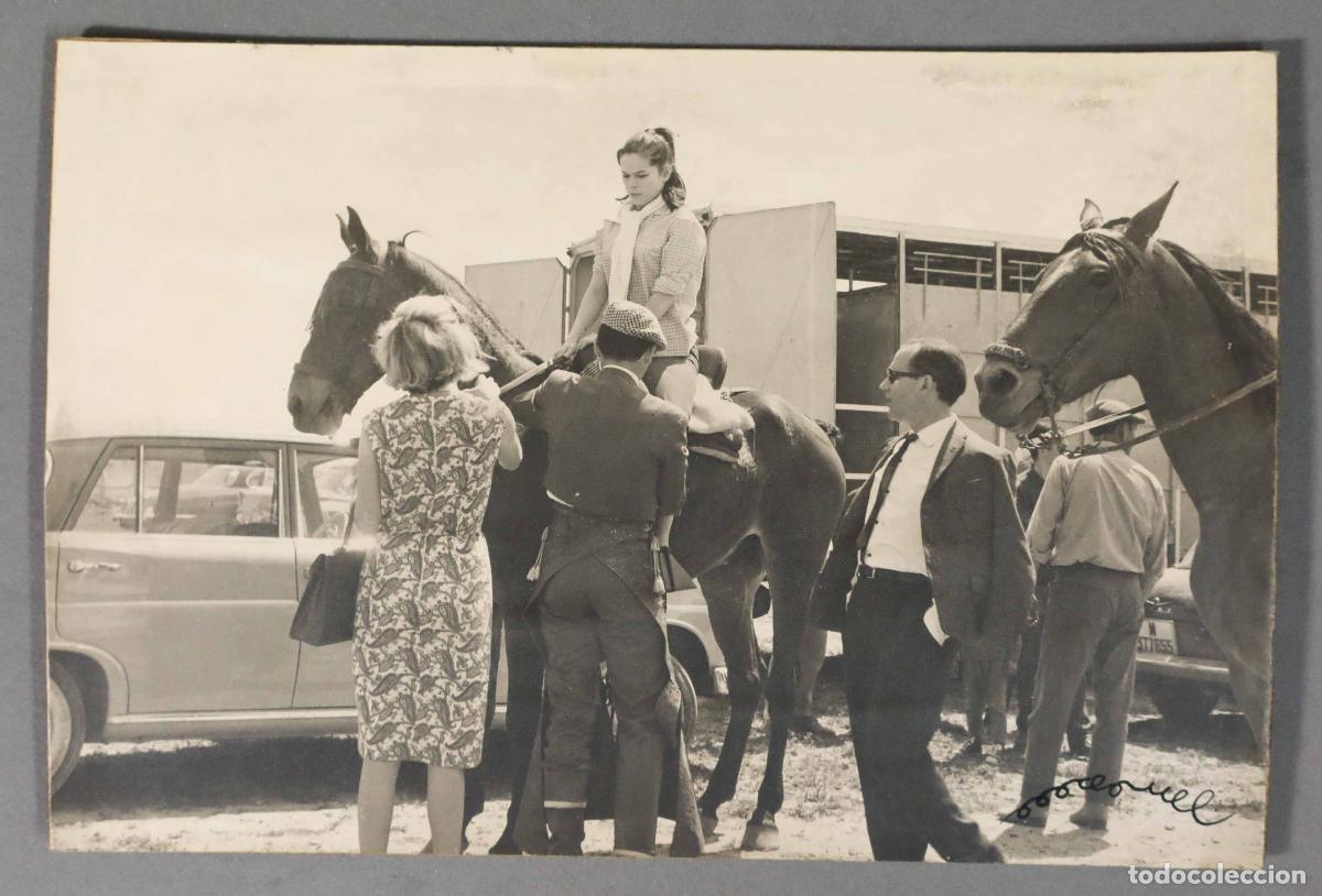 Bullfighting: FOTOGRAFIA. JORNADA CAMPERA CON EL CORDOBES. MUJER A CABALLO. FIRMA FOTOGRAFO