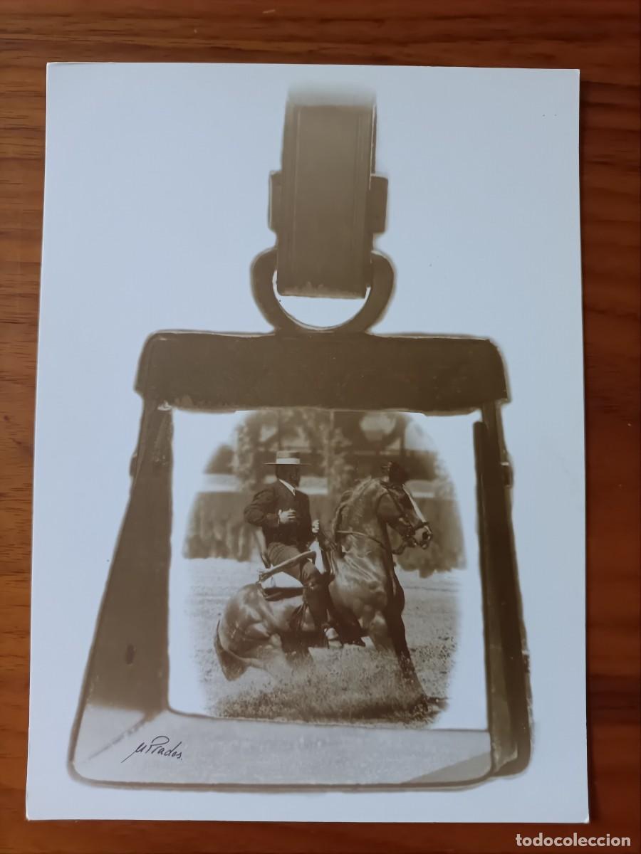 Tauromaquia: FOTO/CARTEL, DE TOROS, VISTA A TRAVEZ DEL POSAPIE DEL CABALLO. 18X14 CTM. NUEVA SIN USO.