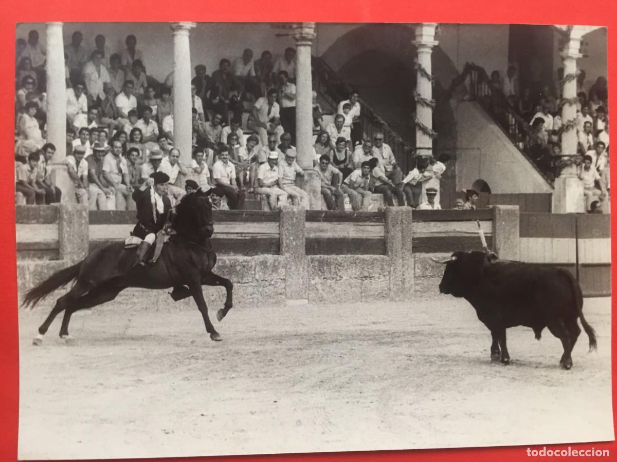 Tauromaquia: FOTO DEL REJONEADOR ANGEL PERALTA EN LA GOYESCA DE LA PLAZA DE TOROS DE RONDA FOTO ARJONA 18X13 CM