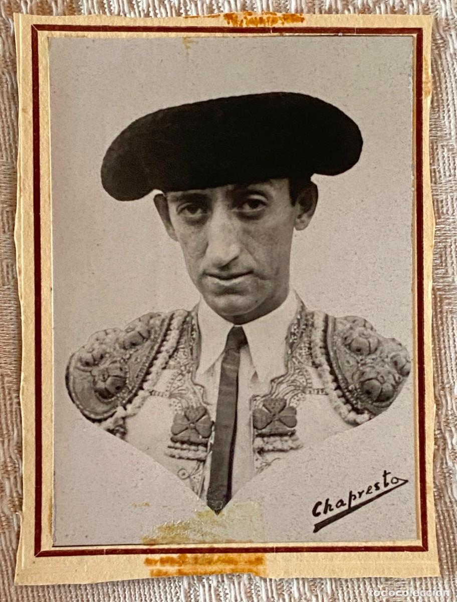 Tauromaquia: FOTOGRAFIA DE MANUEL RODRIGUEZ, MANOLETE, FIRMADA POR CHAPRESTO, VA PEGADA EN UNA CARTULINA, MIDE 7,