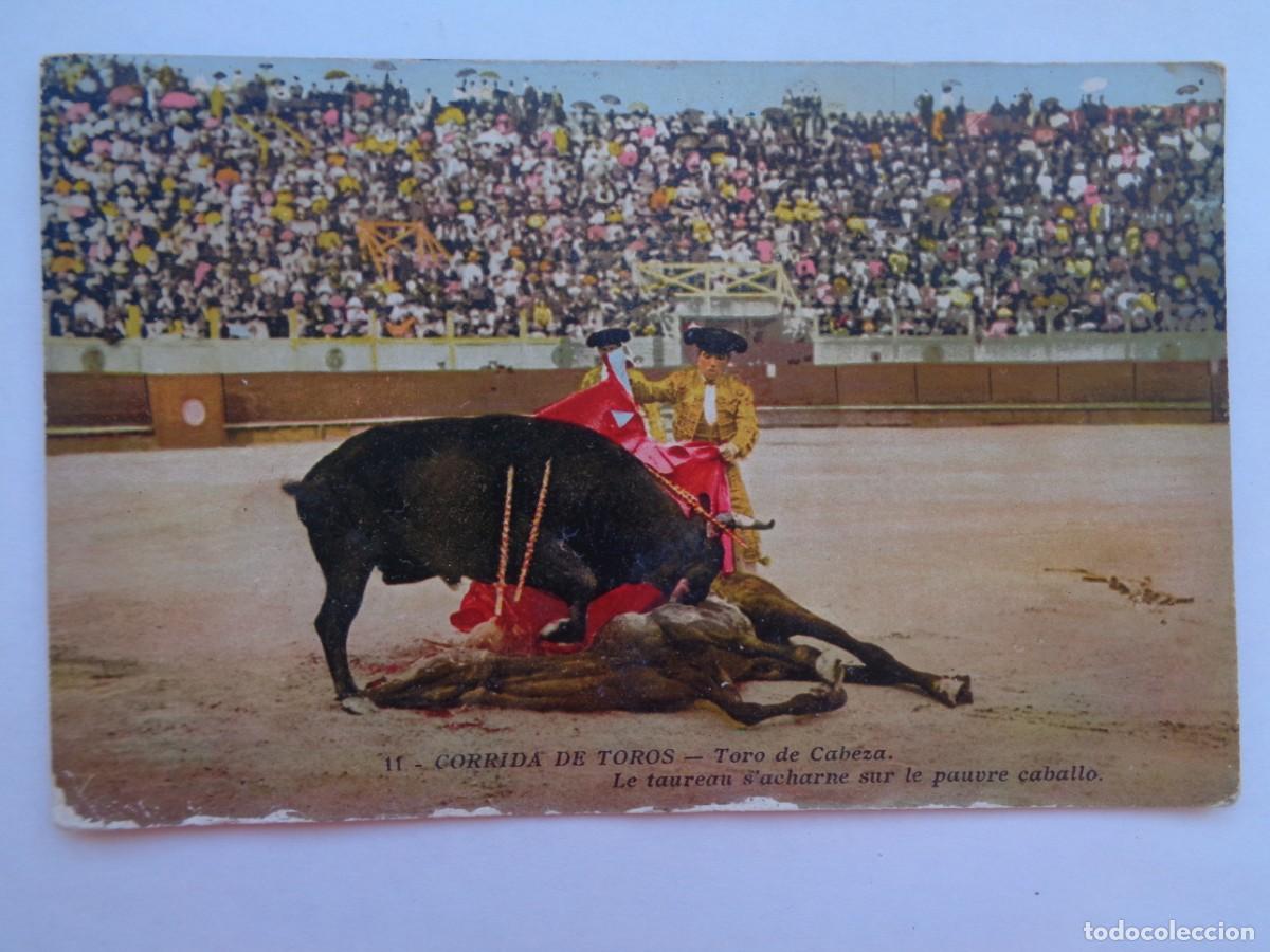 Tauromaquia: POSTAL DE TAUROMAQUIA : CORRIDA DE TOROS , TORO DE CABEZA DESTROZANDO UN CABALLO. PP. SIGLO