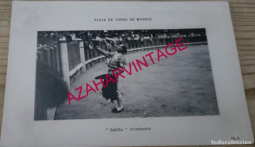 Tauromachie: ANTIGUA POSTAL FOTOGRAFICA DE RAFAEL EL GALLO BRINDANDO UN TORO, 14X9 CMS