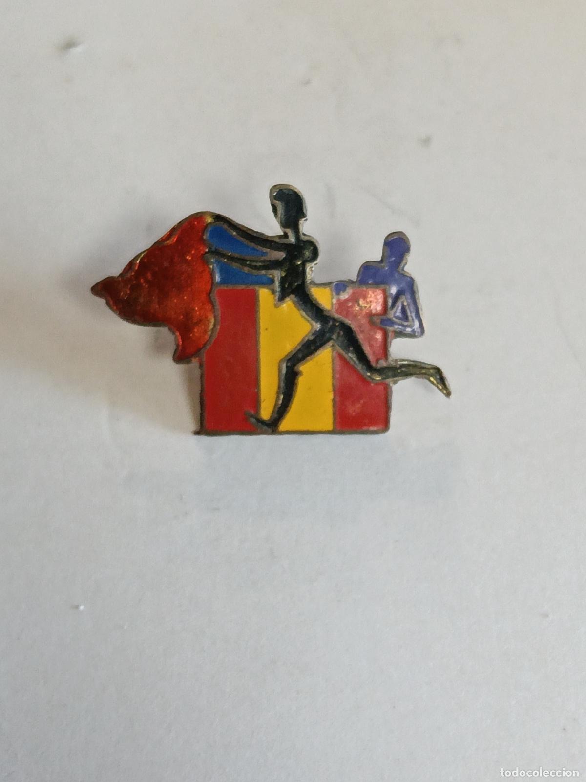 Tauromachia: Pin antiguo tauromaquia bandera Espa&ntilde;a con figura torero insignia esmaltada fiesta o corrida toros