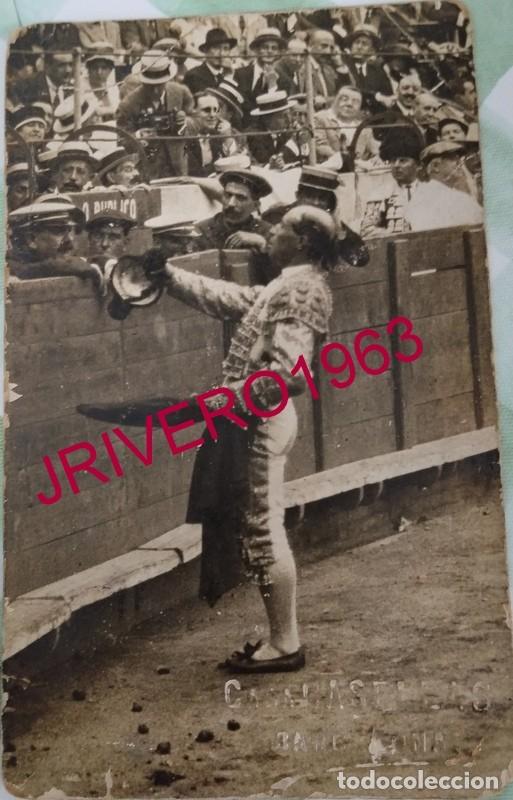 Tauromaquia: ANTIGUA POSTAL, RAFAEL EL GALLO BRINDANDO LA MUERTE DE UN TORO