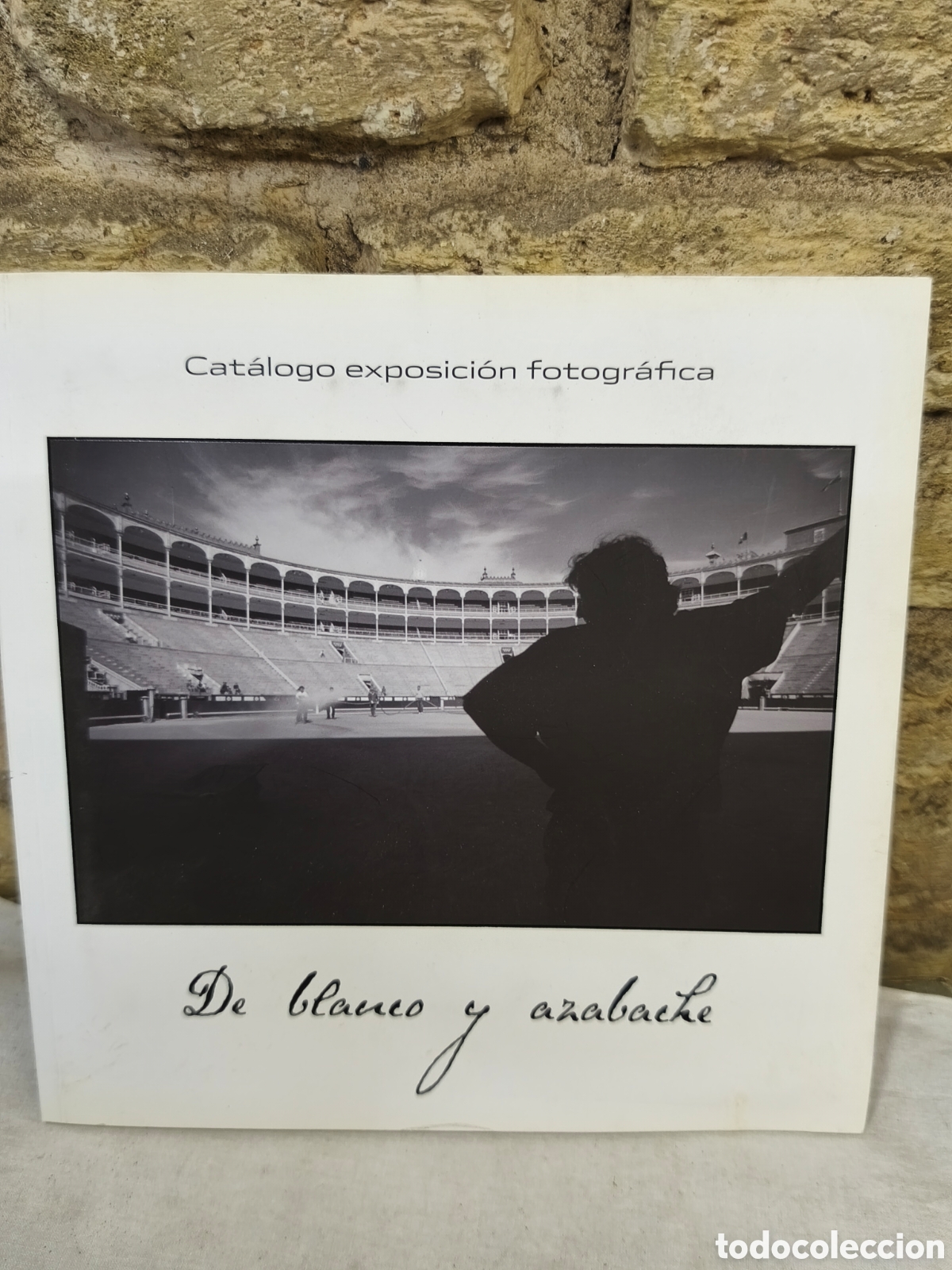 Tauromaquia: Toros. Cat&aacute;logo exposici&oacute;n fotogr&aacute;fica . De blanco y azabache