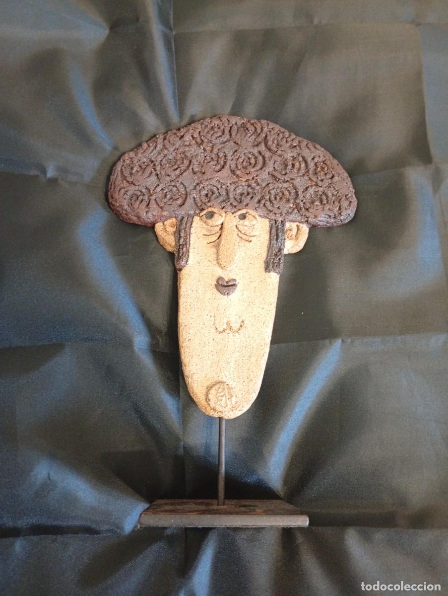 Tauromaquia: Cabeza de torero en terracota con peana de forja