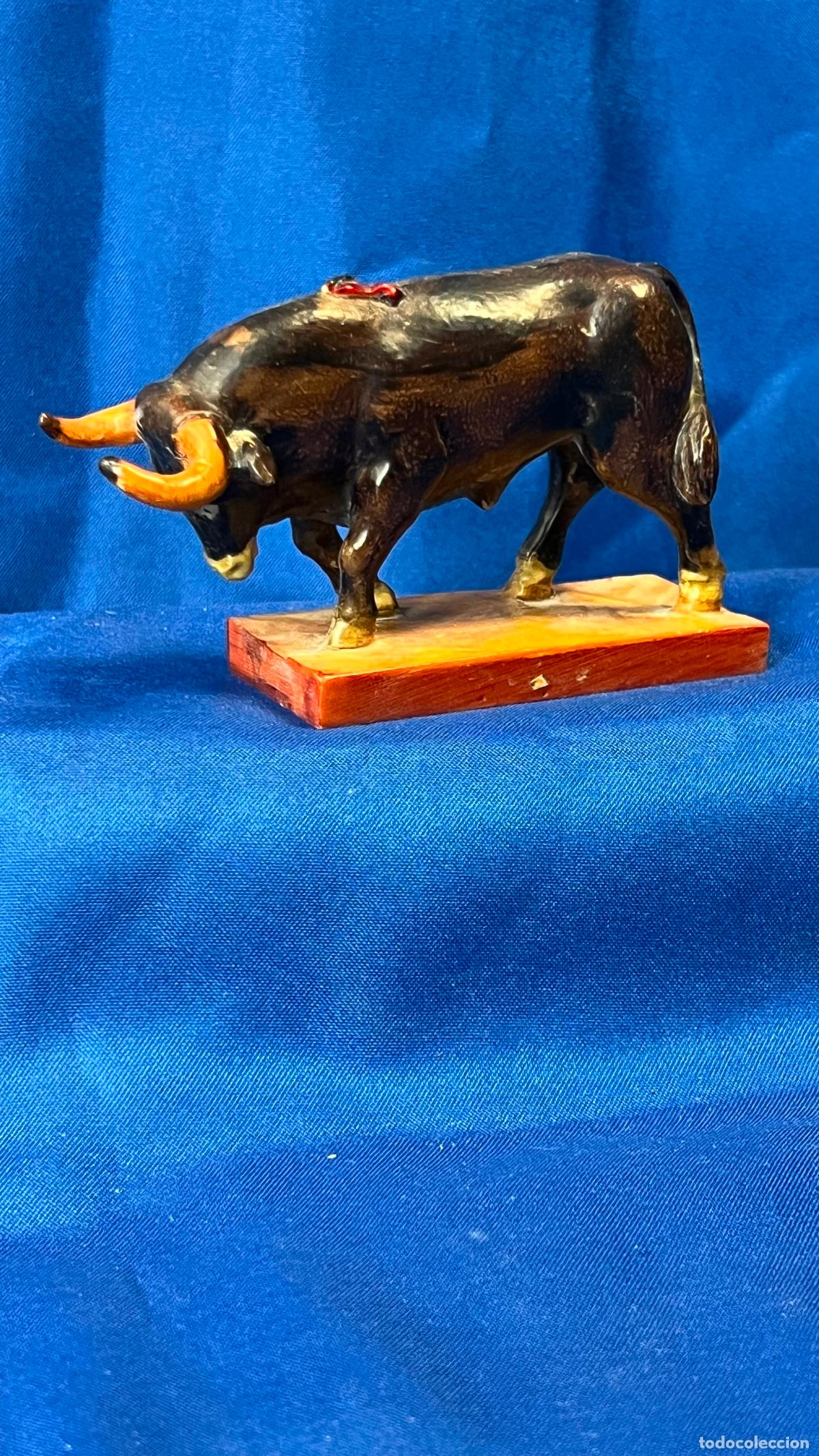 Tauromaquia: Antigua Figura de Toro Bravo de Lidia en Resina sobre Peana. Miniatura Taurina Vintage