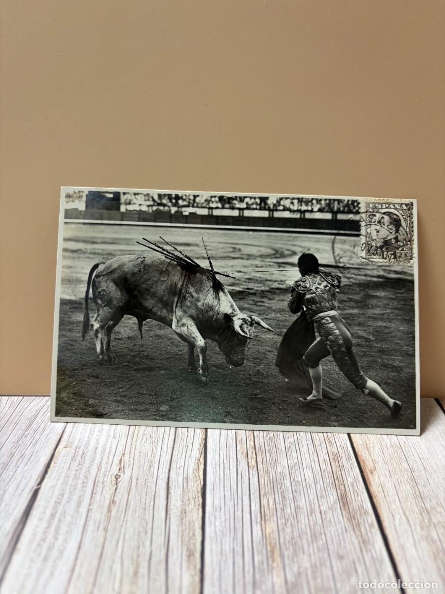 Tauromachie: TARJETA POSTAL FOTOGR&Aacute;FICA. TOROS. ENTRANDO A MATAR. 492. FOTO GALARZO