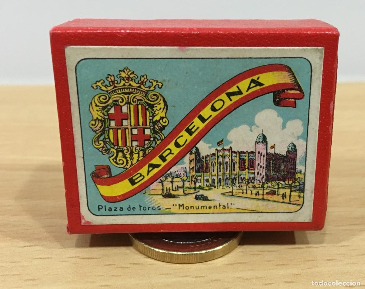 Tauromaquia: CAJA DE CERILLAS - RECUERDO PLAZA DE TOROS MONUMENTAL DE BARCELONA - DIORAMA CON UN LANCE