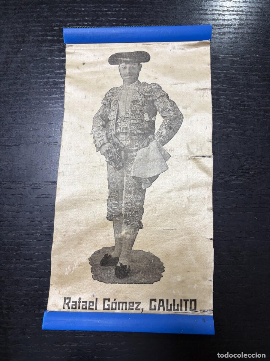 Tauromaquia: CARTEL SEDA. TORERO RAFAEL G&Oacute;MEZ, GALLITO. MEDIDAS APROX.: 31 X 15.5 CM