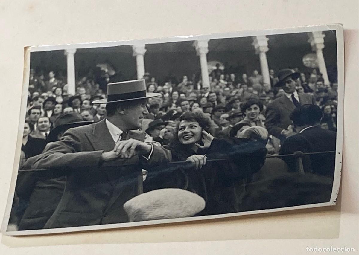 Tauromaquia: FOTOGRAF&Iacute;A ORIGINAL DE RITA HAYWORTH Y EL CONDE DE VILLAPADIERNA EN LOS TOROS - SEVILLA CINE