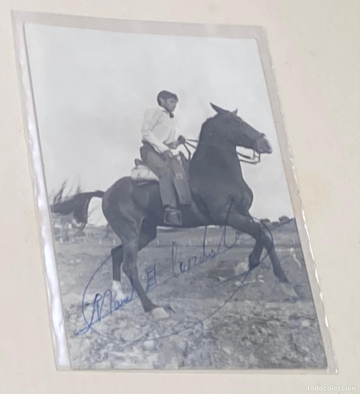 Tauromaquia: FOTOGRAF&Iacute;A ORIGINAL DEL TORERO MANUEL BEN&Iacute;TEZ EL CORDOB&Eacute;S MONTANDO A CABALLO - AUT&Oacute;GRAFO