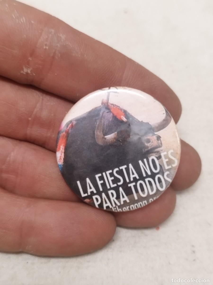 Tauromaquia: Chapa de activismo contra las corridas de toros o la cultura taurina. La fiesta no es para todos.