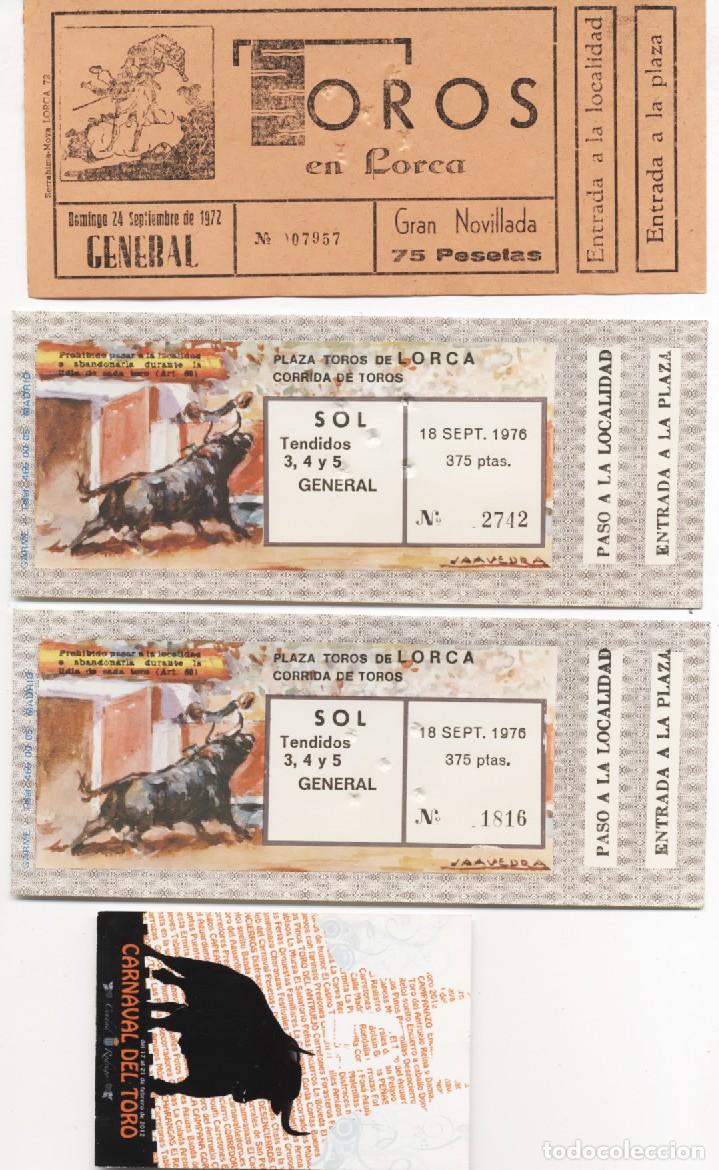 Tauromaquia: LOTE DE TRES ENTRADAS ANTIGUAS DE CORRIDAS TOROS Y UN ADHESIVO PARA COLECCIONISTAS