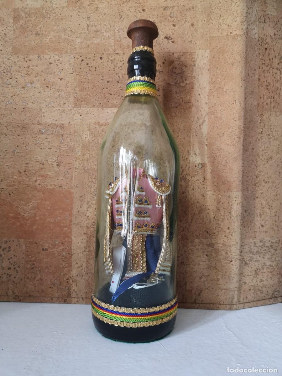 Tauromaquia: Traje de luces miniatura en botella. Artesan&iacute;a taurina a&ntilde;os 60/70