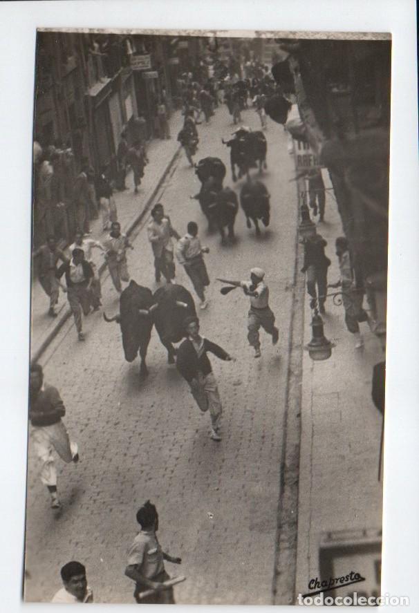 Tauromaquia: ANTIGUA POSTAL FOTOGRAFICA N&ordm; 67 - POR LA TIPICA CALLE ESTAFETA. CHAPRESTO. G. GARRABELLA. S/C.