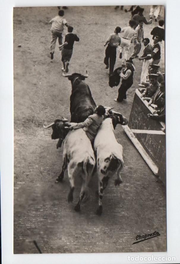 Tauromaquia: ANTIGUA POSTAL FOTOGRAFICA N&ordm; 69 - UN PAMPLONICA EN SITUACION APURADA. CHAPRESTO. GARRABELLA. S/C
