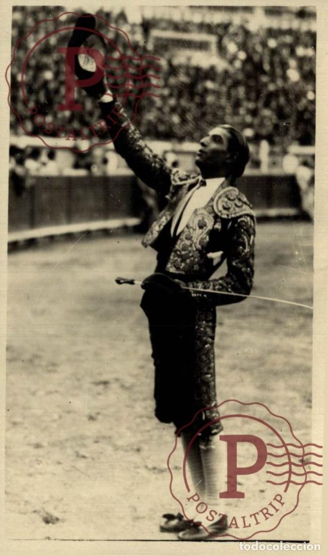 Tauromaquia: Postal fotogr&aacute;fica a&ntilde;os 20: Torero Cagancho brindando. Sello foto Mar&iacute;n San Sebasti&aacute;n