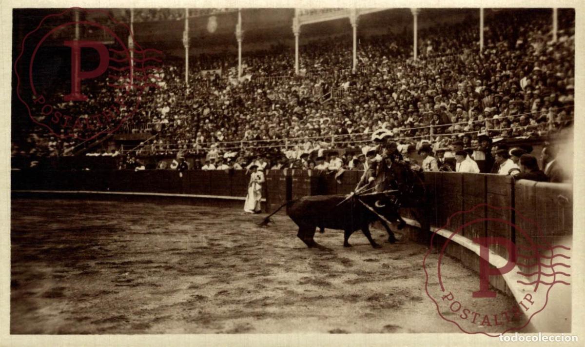 Tauromaquia: San Sebasti&aacute;n: Picador y toro en la barrera Tercio de varas. Foto original Mar&iacute;n