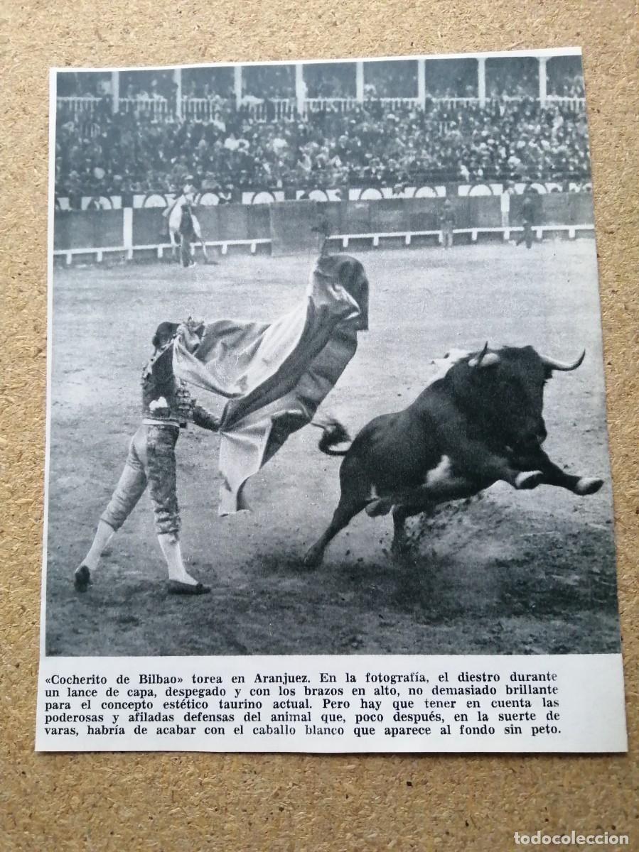 Tauromaquia: FOTO DE REVISTA. COCHERITO DE BILBAO TOREA EN ARANJUEZ