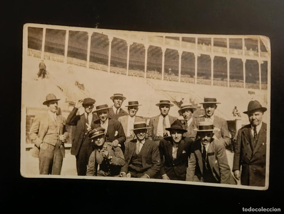Tauromaquia: CURIOSA FOTOGRAFIA DE ALGUACILES , ACOMODADORES Y APODERADOS - PLAZA DE TOROS DE VALENCIA - A&Ntilde;O ??