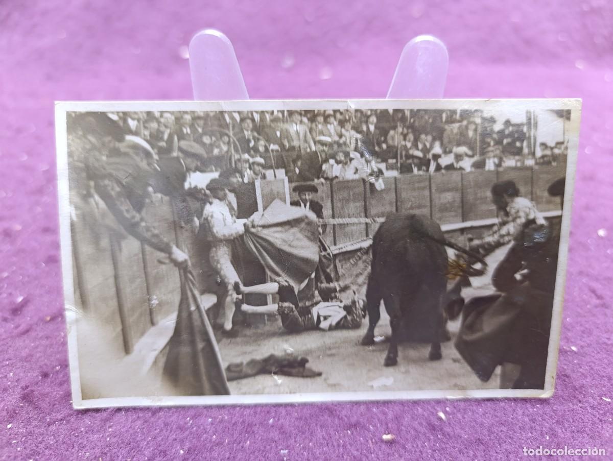 Stierkampf: Antigua fotograf&iacute;a en b/n o sepia, Tauromaquia, Cogida Belmonte, 1925, Fot. Vives, sello dorso